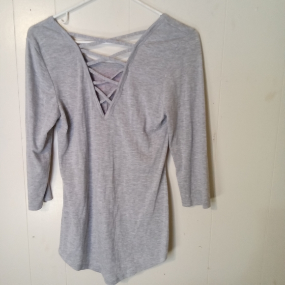 Stylish Gray Long Sleeve Top with Pink Lip Design - Picture 3 of 4